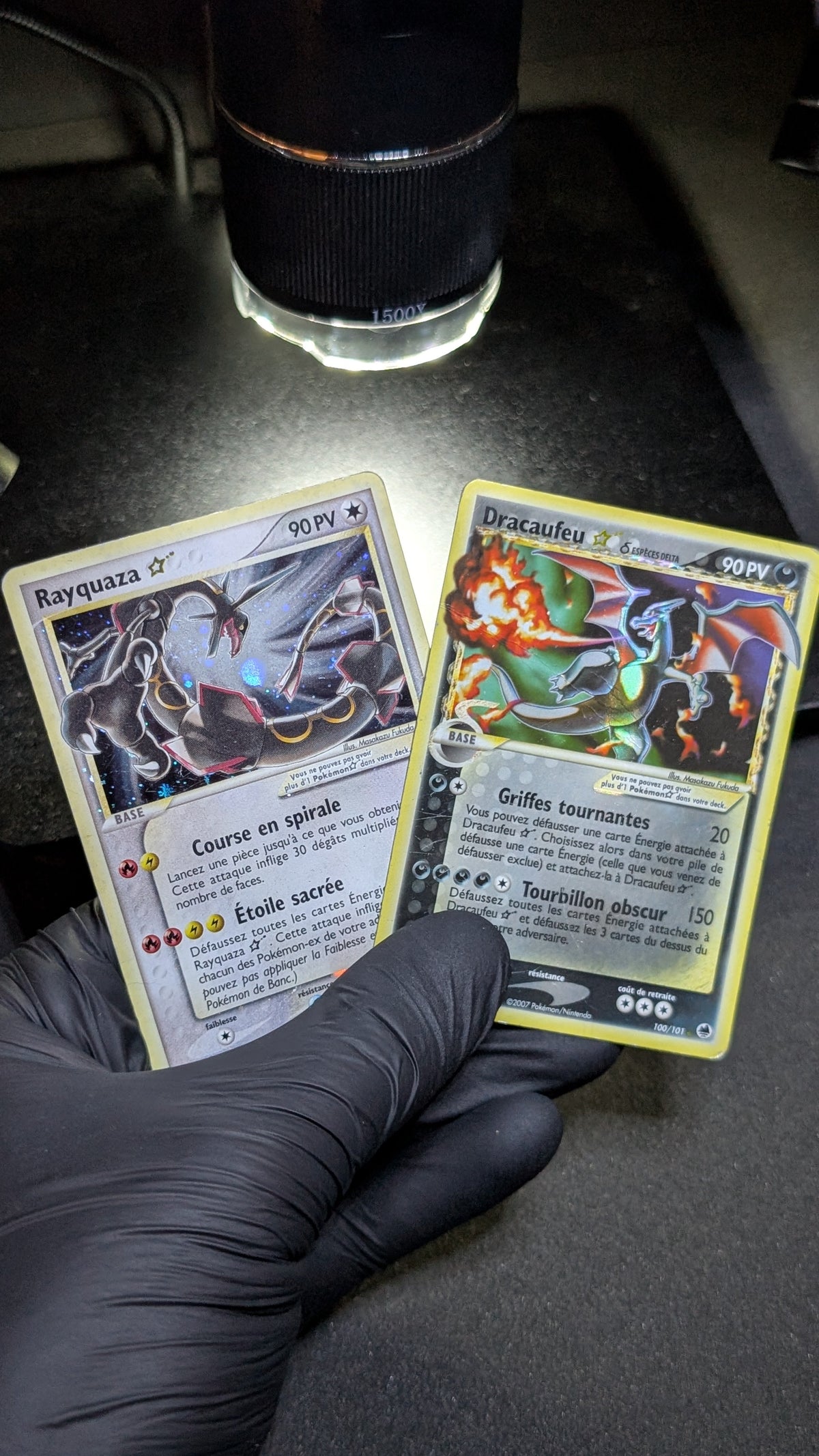Préparation Élite — cartes Pokémon sous microscope à l'atelier Impecard